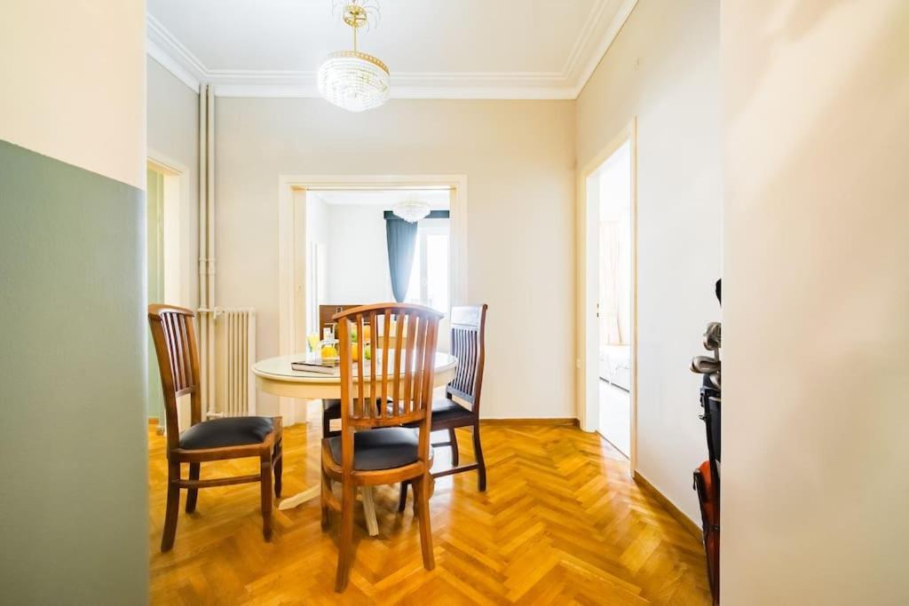 Emporikon Apartment Steps From Historic Center アテネ エクステリア 写真