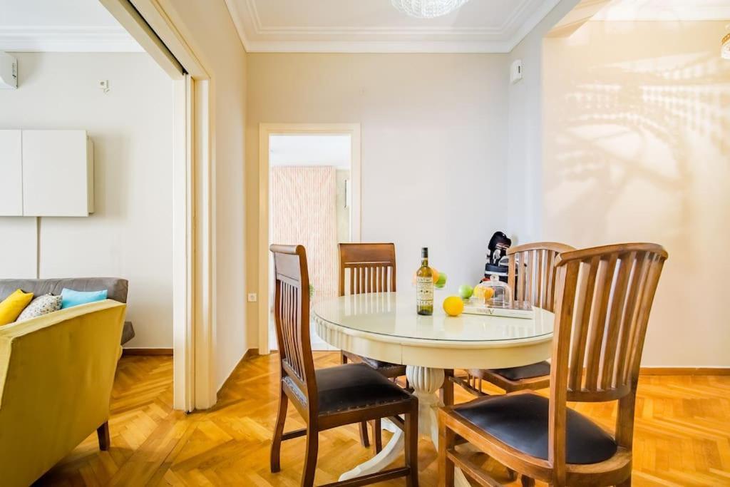Emporikon Apartment Steps From Historic Center アテネ エクステリア 写真
