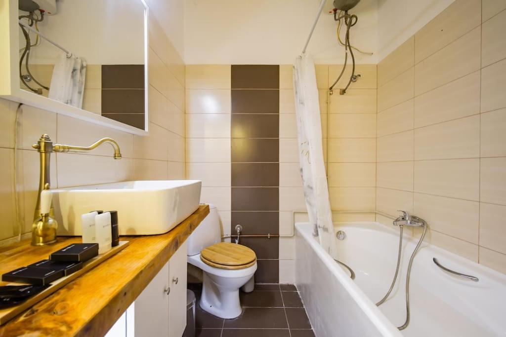 Emporikon Apartment Steps From Historic Center アテネ エクステリア 写真