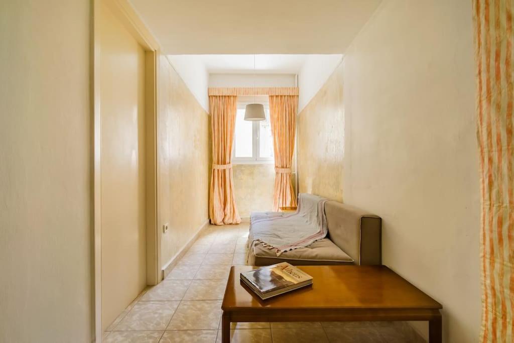 Emporikon Apartment Steps From Historic Center アテネ エクステリア 写真