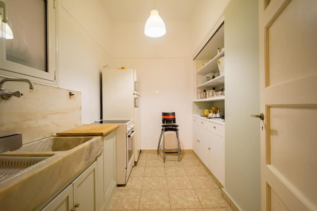 Emporikon Apartment Steps From Historic Center アテネ エクステリア 写真