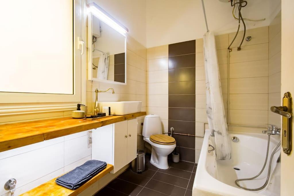 Emporikon Apartment Steps From Historic Center アテネ エクステリア 写真