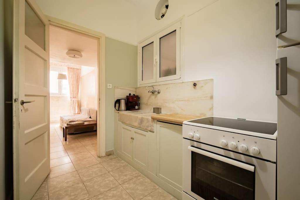 Emporikon Apartment Steps From Historic Center アテネ エクステリア 写真